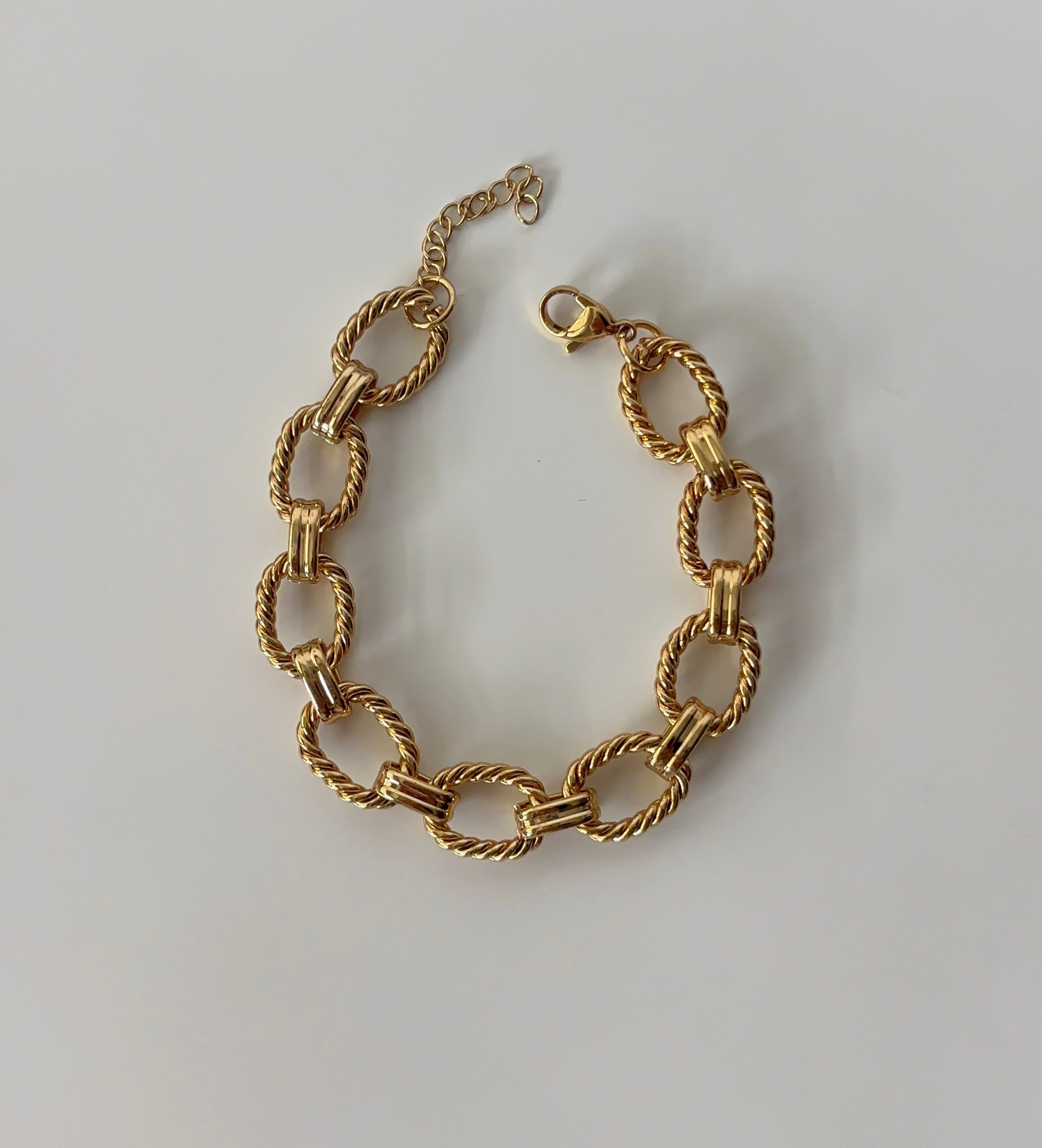 Brazalete ovalado de oro