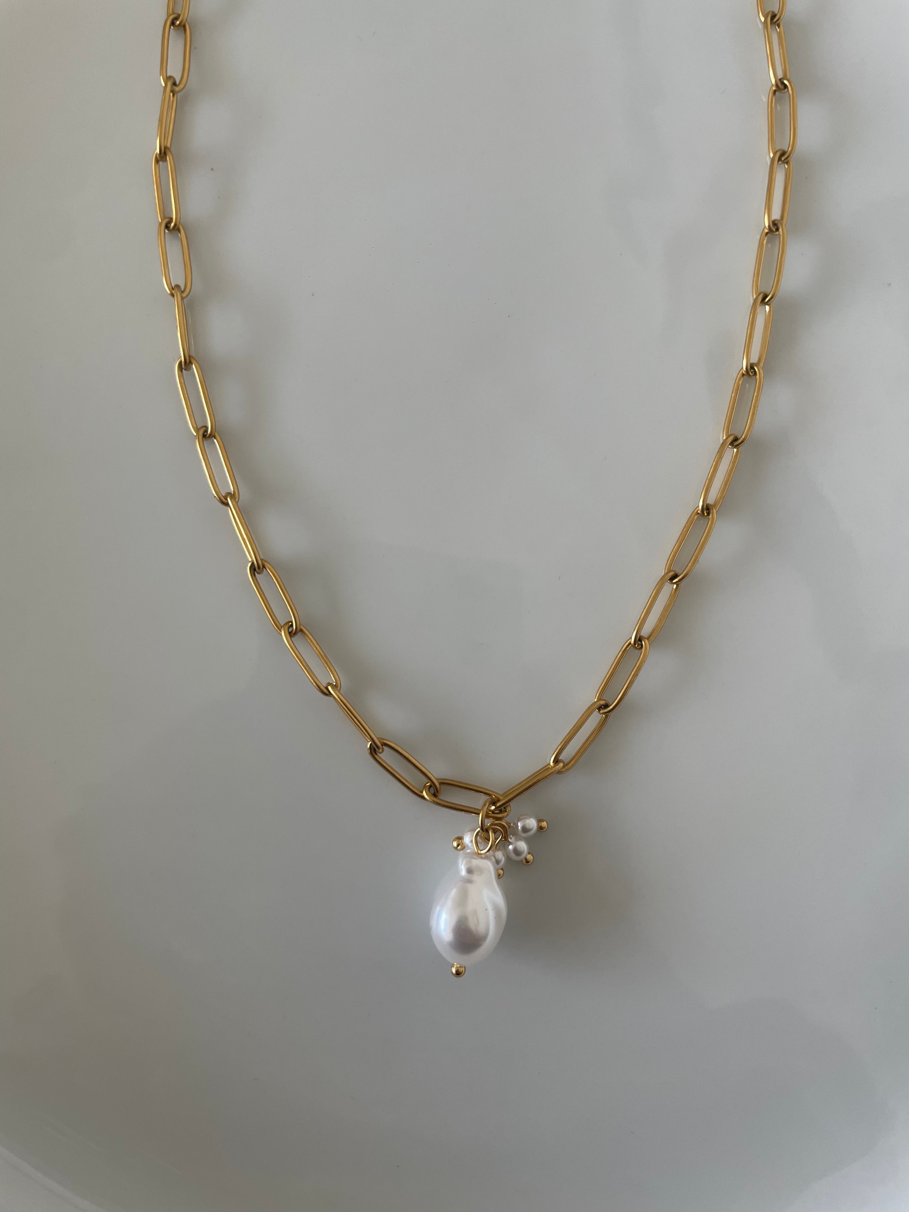 Mother-of-pearl sapphire