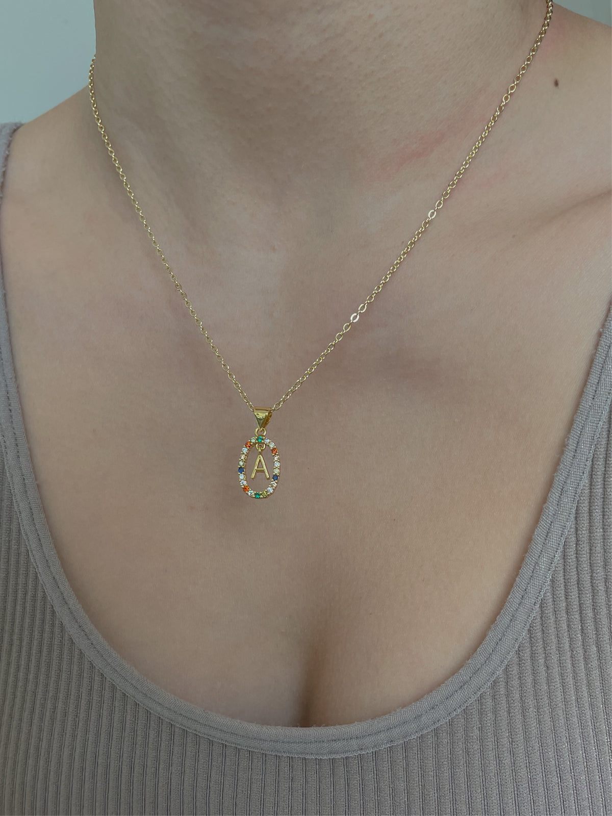 Collar con inicial y diseño de arcoíris