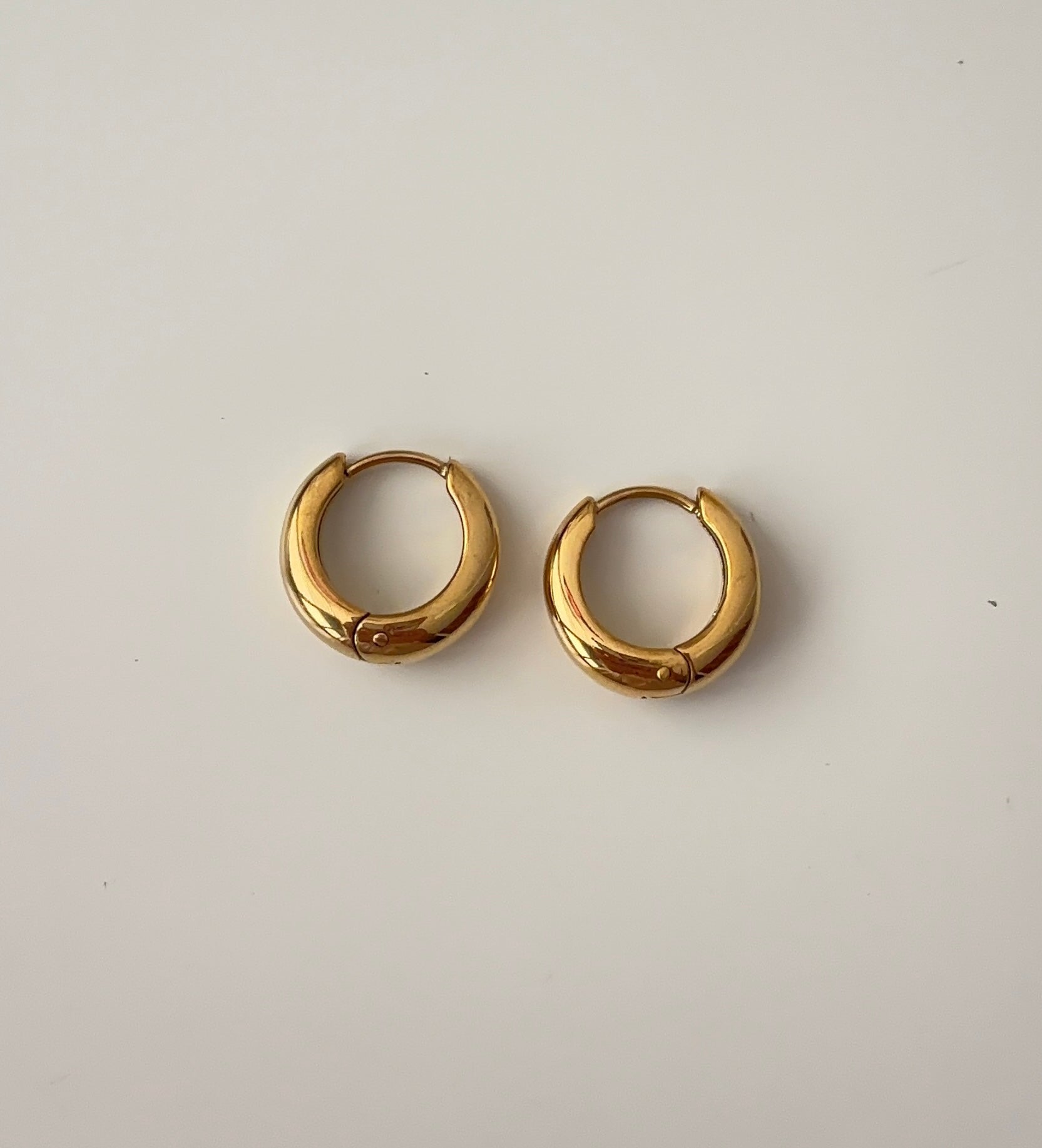 Classic oval hoops