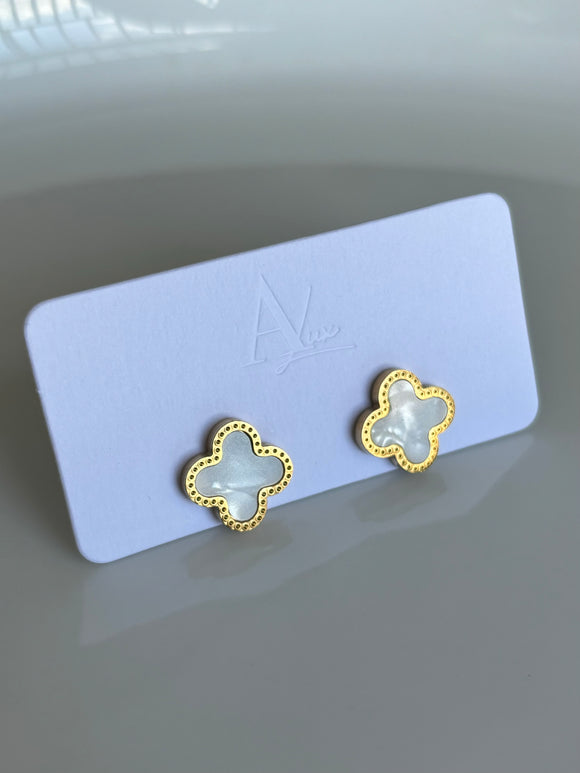 Clover stud