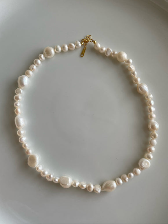 Classic pearl choker