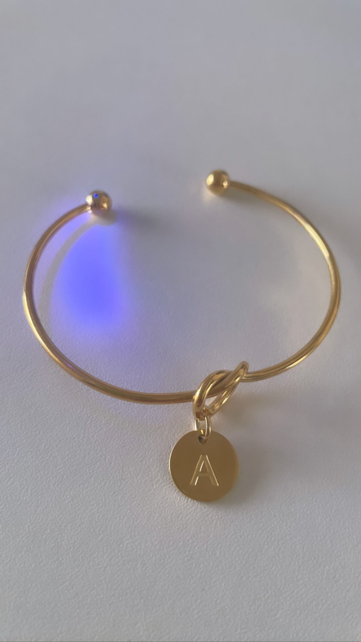 Brazalete con inicial